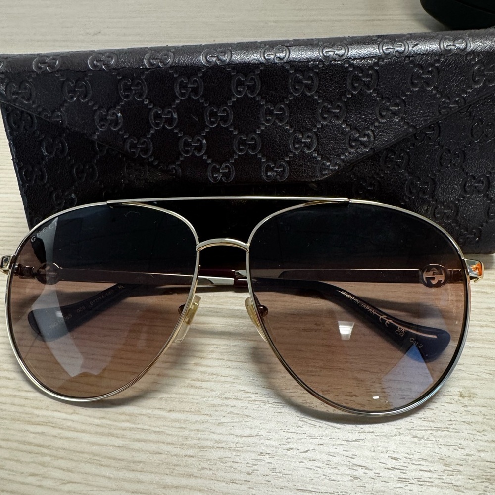 Very good condition eye glasses.